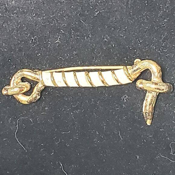 Gold Tone Hook Lock White Twist 2.5" Unsigned Vtg - Picture 1 of 9